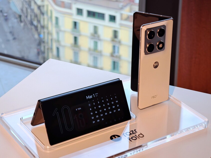 モトローラ初の横折型モデル『razr fold』