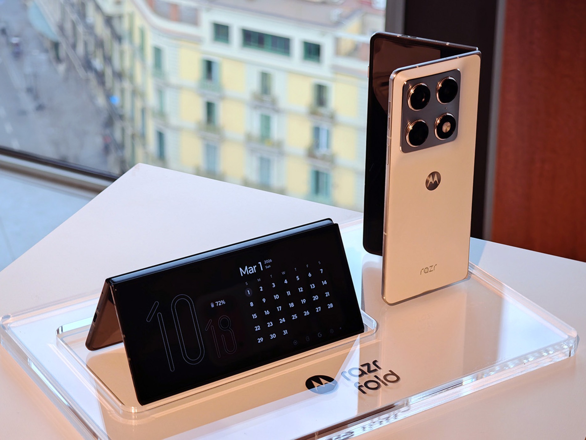 モトローラ初の横折型モデル『razr fold』