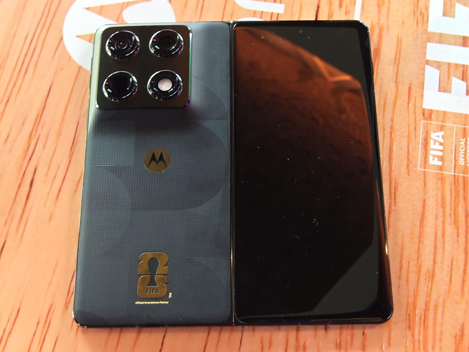 『razr fold FIFA World Cup 26 Edition』　背面ロゴ