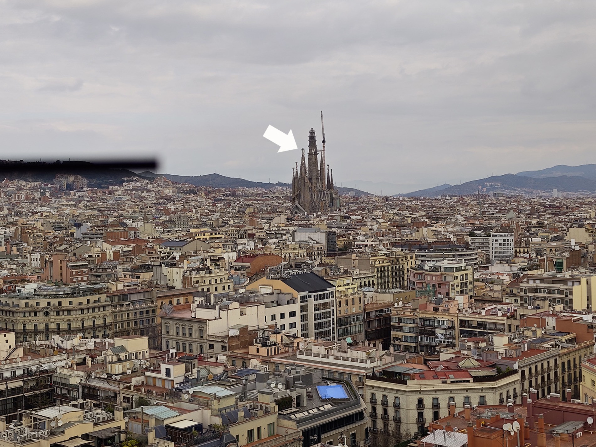バルセロナの某所からサグラダ・ファミリアを撮影