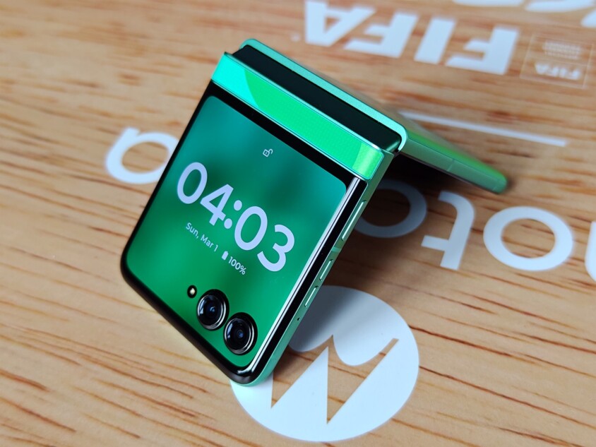 鮮やかなグリーンカラーの『razr 60 FIFA World Cup 26 Edition』