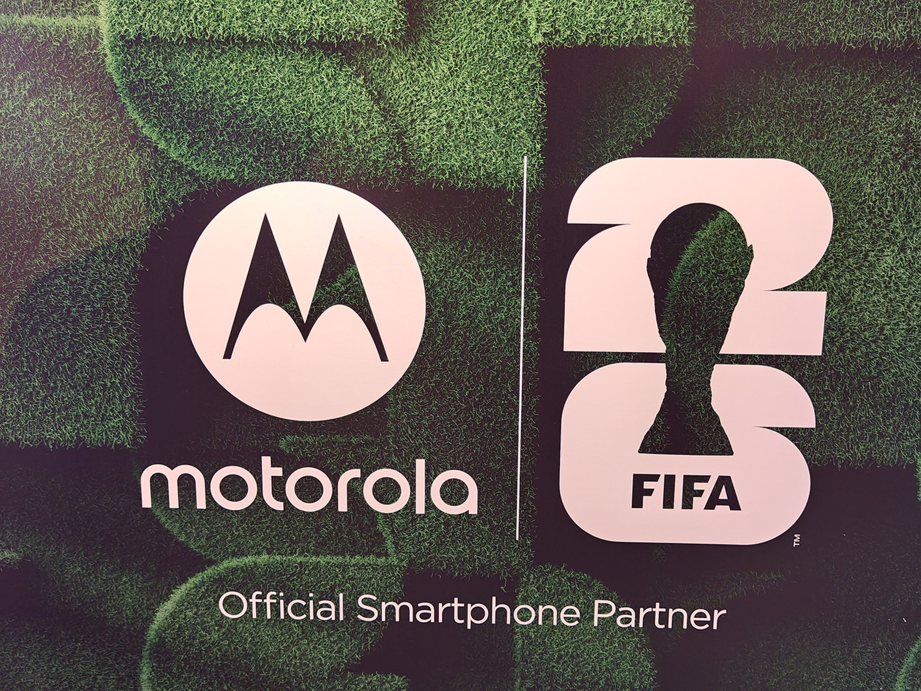 公式のスマートフォンパートナーであることが分かる