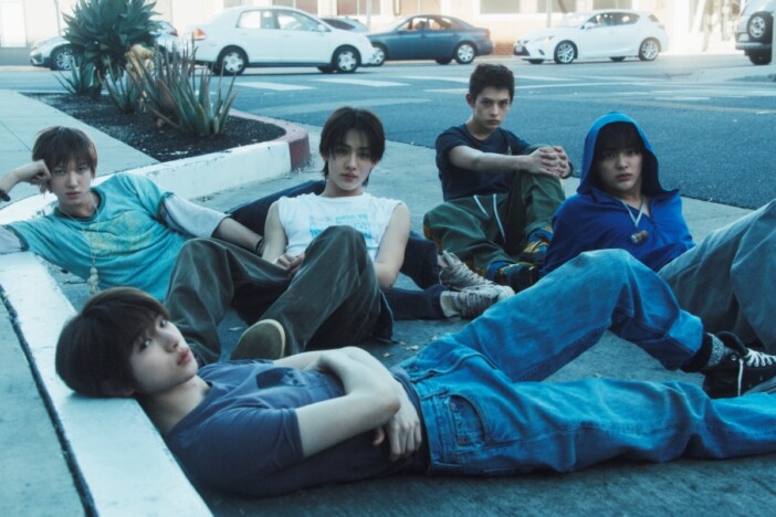 CORTIS、2nd EP『GREENGREEN』コンセプトフォト“STREET”公開 LAの街中でありのままを表現