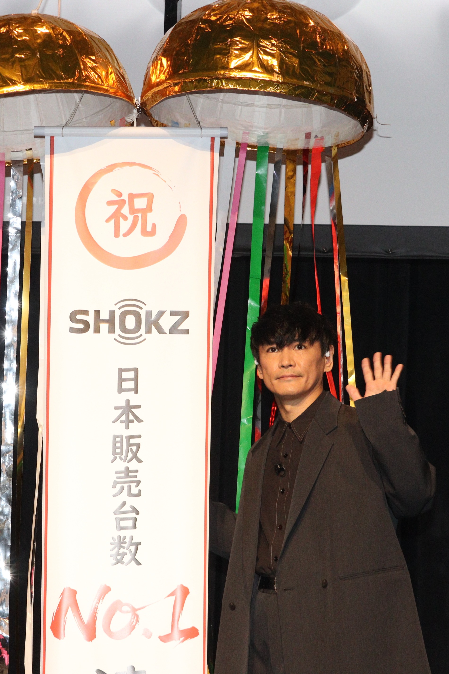 くす玉を割る山口一郎