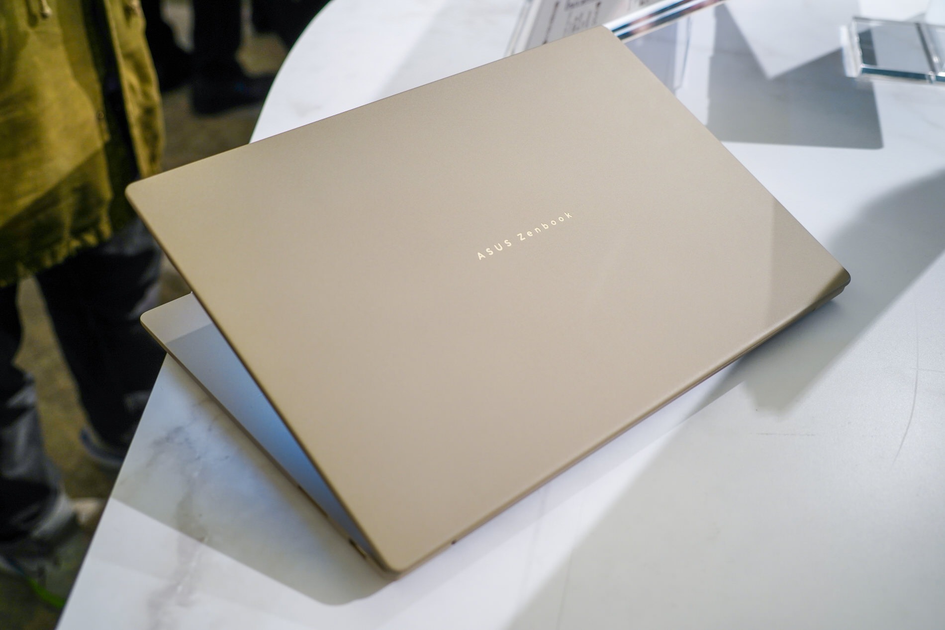 Zenbook SORA 16　背面パネル