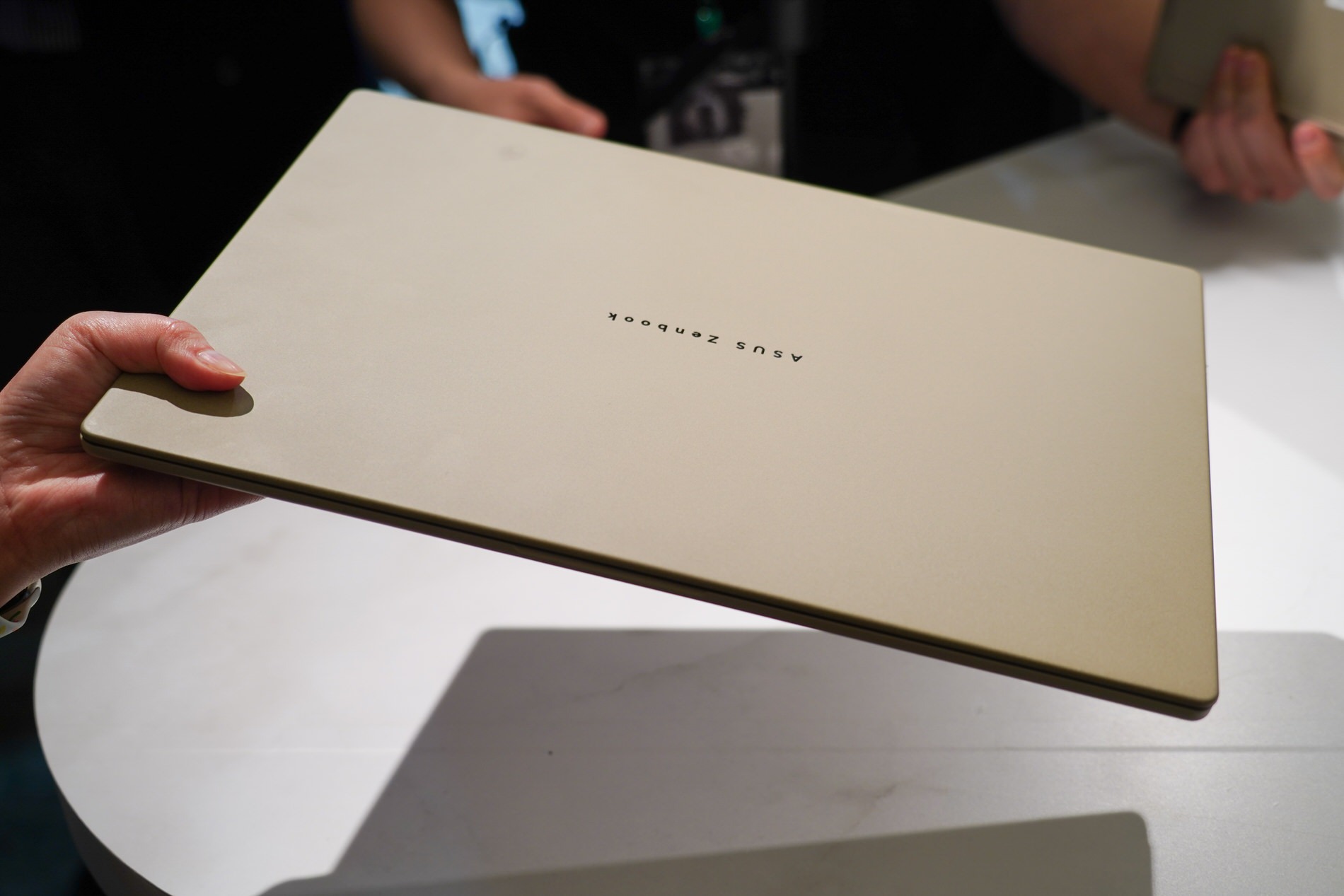 Zenbook SORA 16を片手で持ち上げる