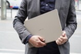 Zenbook SORA 16　持ち運びイメージ