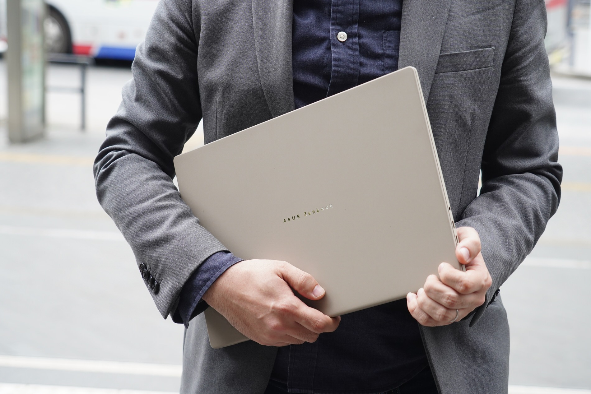 Zenbook SORA 16　持ち運びイメージ