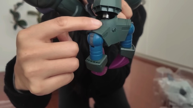 ビグザムのプラモデルに興奮するしおん