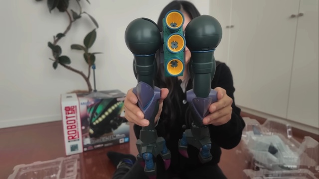 ビグザムのプラモデルに興奮するしおん