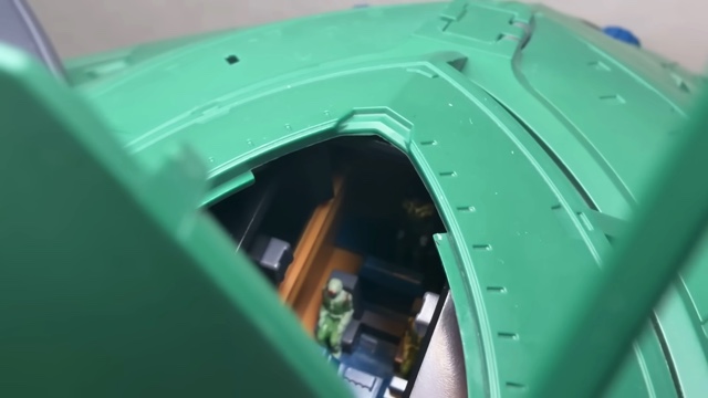 ビグザムのプラモデルに興奮するしおん