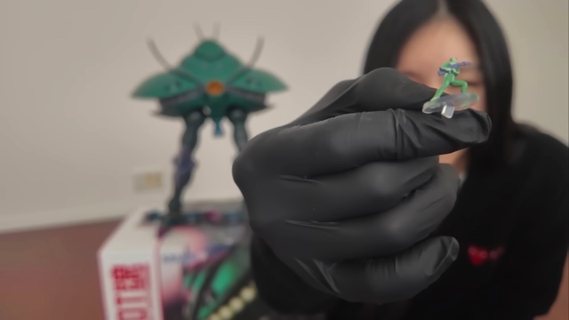 ビグザムのプラモデルに興奮するしおん