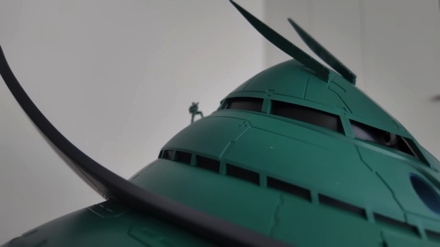 ビグザムのプラモデルに興奮するしおん