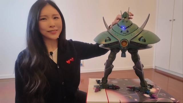 ビグザムのプラモデルに興奮するしおん