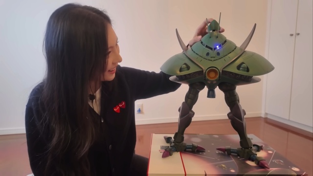 ビグザムのプラモデルに興奮するしおん