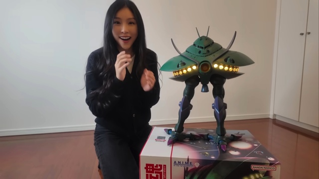 ビグザムのプラモデルに興奮するしおん