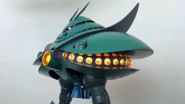 ビグザムのプラモデルに興奮するしおん