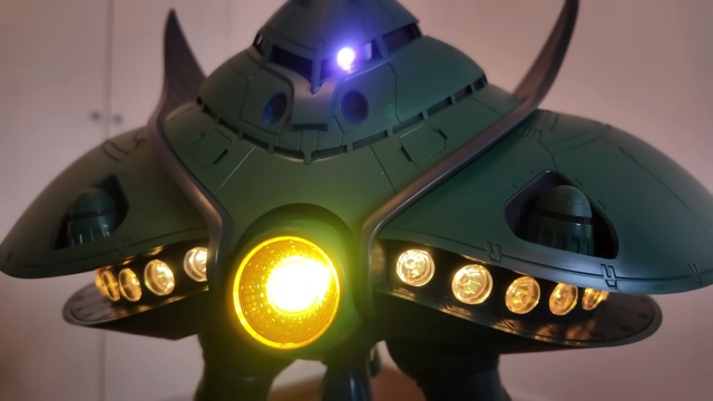 ビグザムのプラモデルに興奮するしおん