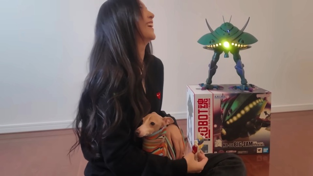 ビグザムのプラモデルに興奮するしおん