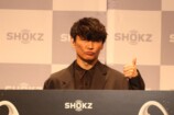 サムズアップする山口一郎