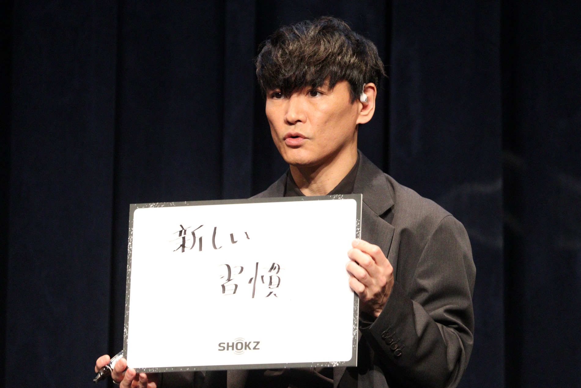 新しい習慣のフリップを持つ山口一郎
