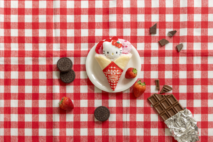 クレープに包まれたキティのぬいぐるみチャーム3種が登場！　「マリオンクレープ×ハローキティ」コラボBOOK発売へ