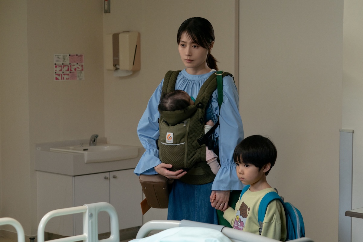 有村架純、初の母親役で覚悟の表情
