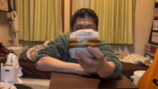 ダブルチーズバーガーを食べるドンデコルテ・渡辺