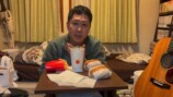 ダブルチーズバーガーを食べるドンデコルテ・渡辺