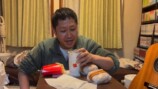 ダブルチーズバーガーを食べるドンデコルテ・渡辺
