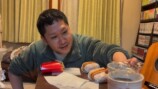 ダブルチーズバーガーを食べるドンデコルテ・渡辺