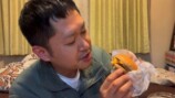 ダブルチーズバーガーを食べるドンデコルテ・渡辺