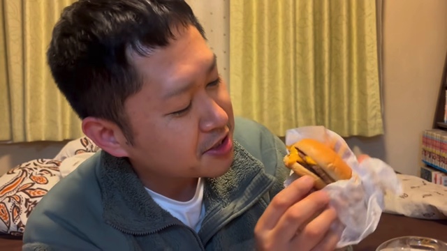 ダブルチーズバーガーを食べるドンデコルテ・渡辺