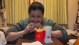 ダブルチーズバーガーを食べるドンデコルテ・渡辺
