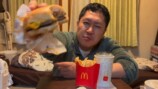 ダブルチーズバーガーを食べるドンデコルテ・渡辺