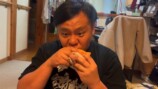 ダブルチーズバーガーを食べるドンデコルテ・渡辺