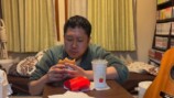 ダブルチーズバーガーを食べるドンデコルテ・渡辺