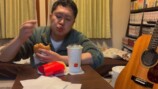 ダブルチーズバーガーを食べるドンデコルテ・渡辺
