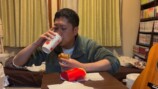 ダブルチーズバーガーを食べるドンデコルテ・渡辺