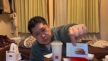 ダブルチーズバーガーを食べるドンデコルテ・渡辺