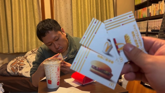 ダブルチーズバーガーを食べるドンデコルテ・渡辺