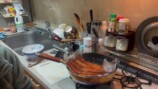 ダブルチーズバーガーを食べるドンデコルテ・渡辺