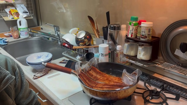 ダブルチーズバーガーを食べるドンデコルテ・渡辺