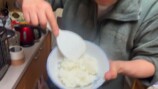 ダブルチーズバーガーを食べるドンデコルテ・渡辺