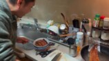 ダブルチーズバーガーを食べるドンデコルテ・渡辺