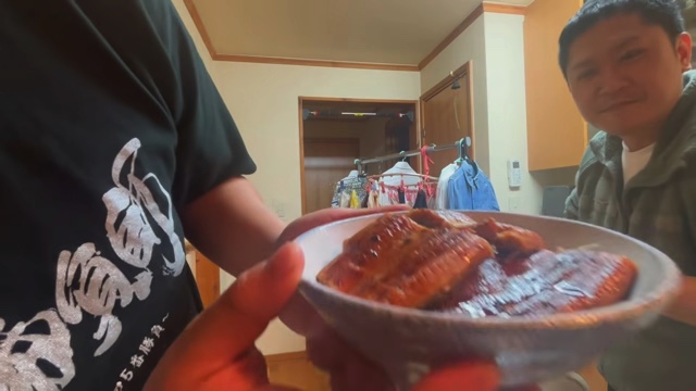 ダブルチーズバーガーを食べるドンデコルテ・渡辺