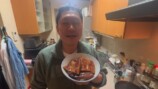 ダブルチーズバーガーを食べるドンデコルテ・渡辺