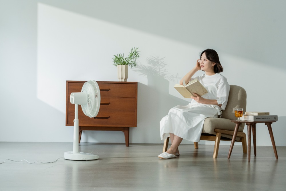 シロカ、足で操作する扇風機を発売の画像
