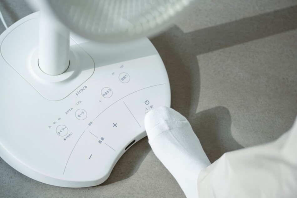 シロカ、足で操作する扇風機を発売