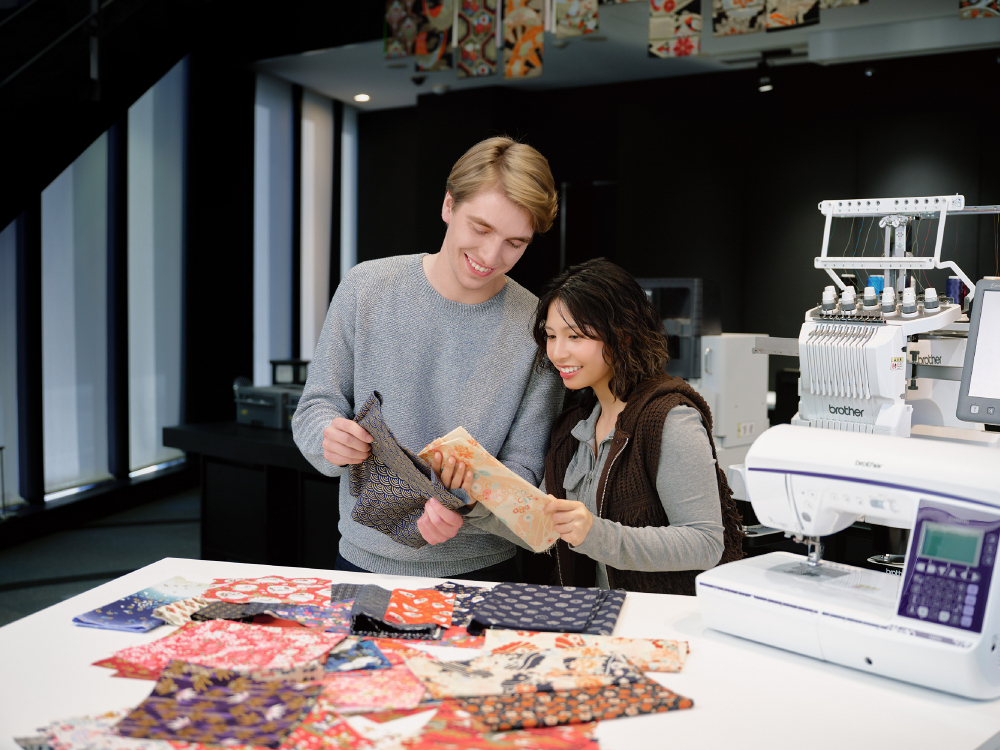 色とりどりの和柄から好きな生地を選ぶ